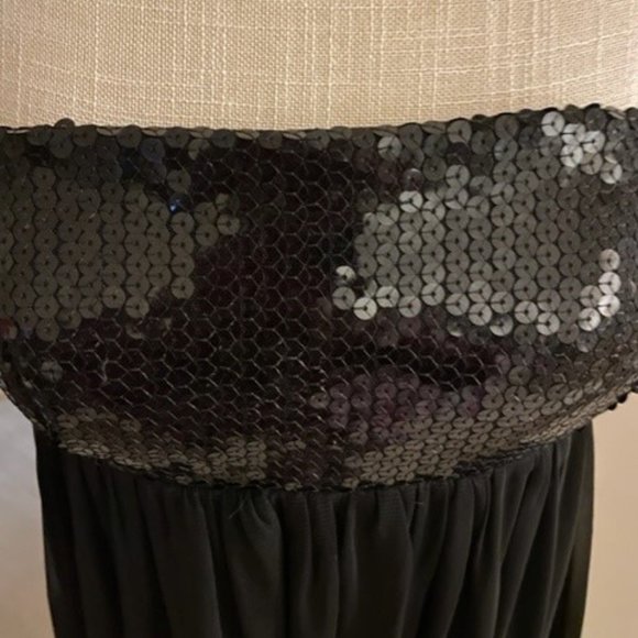 The Perfect Little Black Dress - Picture 3 of 5